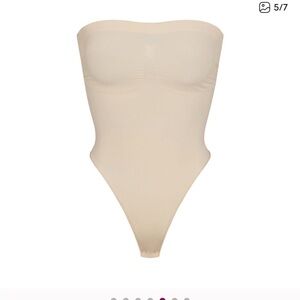 SKIMS STRAPLESS SEAMLESS SCULPT THONG BODYSUIT SAND NWOT